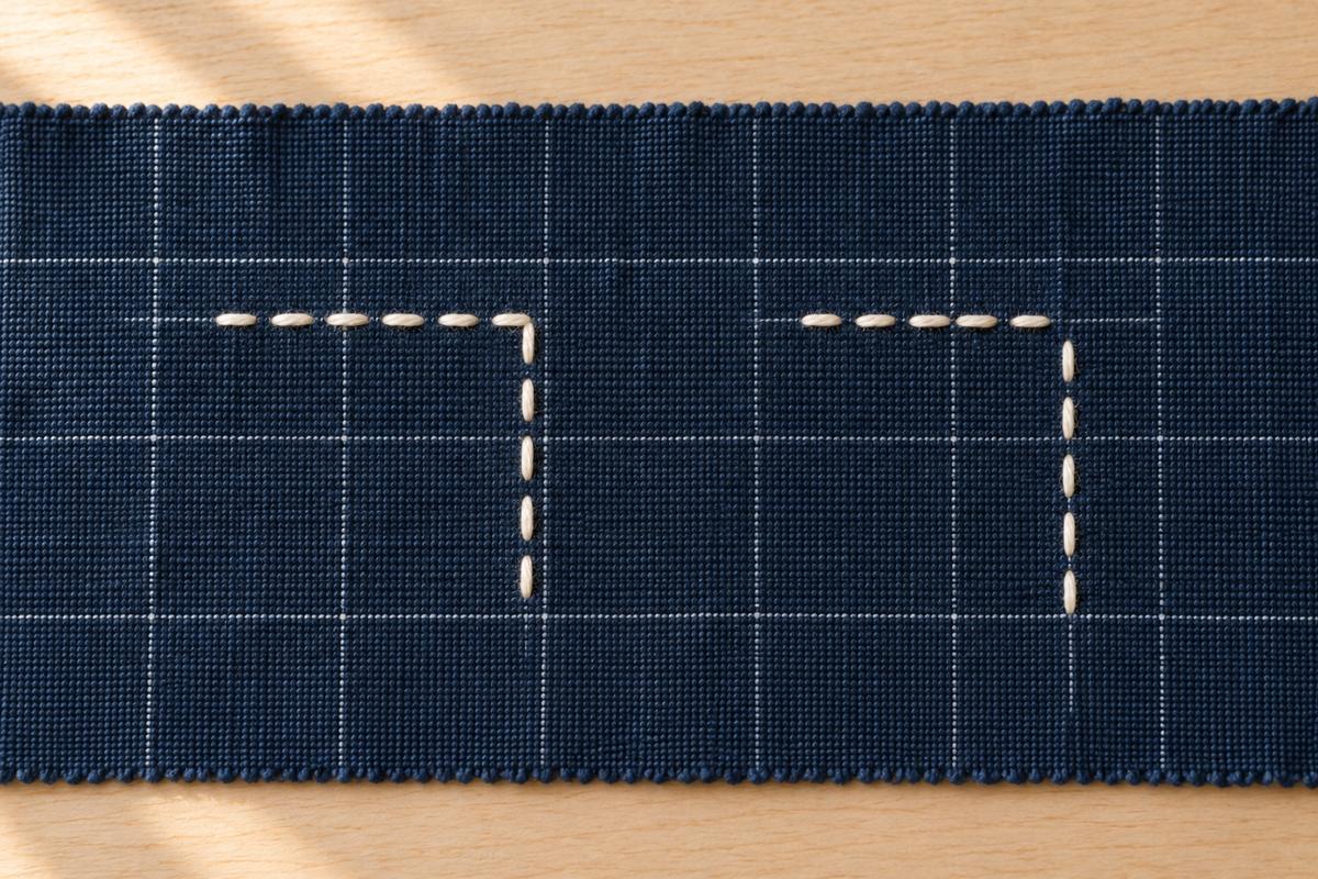 Deux angles brodés en sashiko, l'un net avec point au sommet, l'autre ouvert