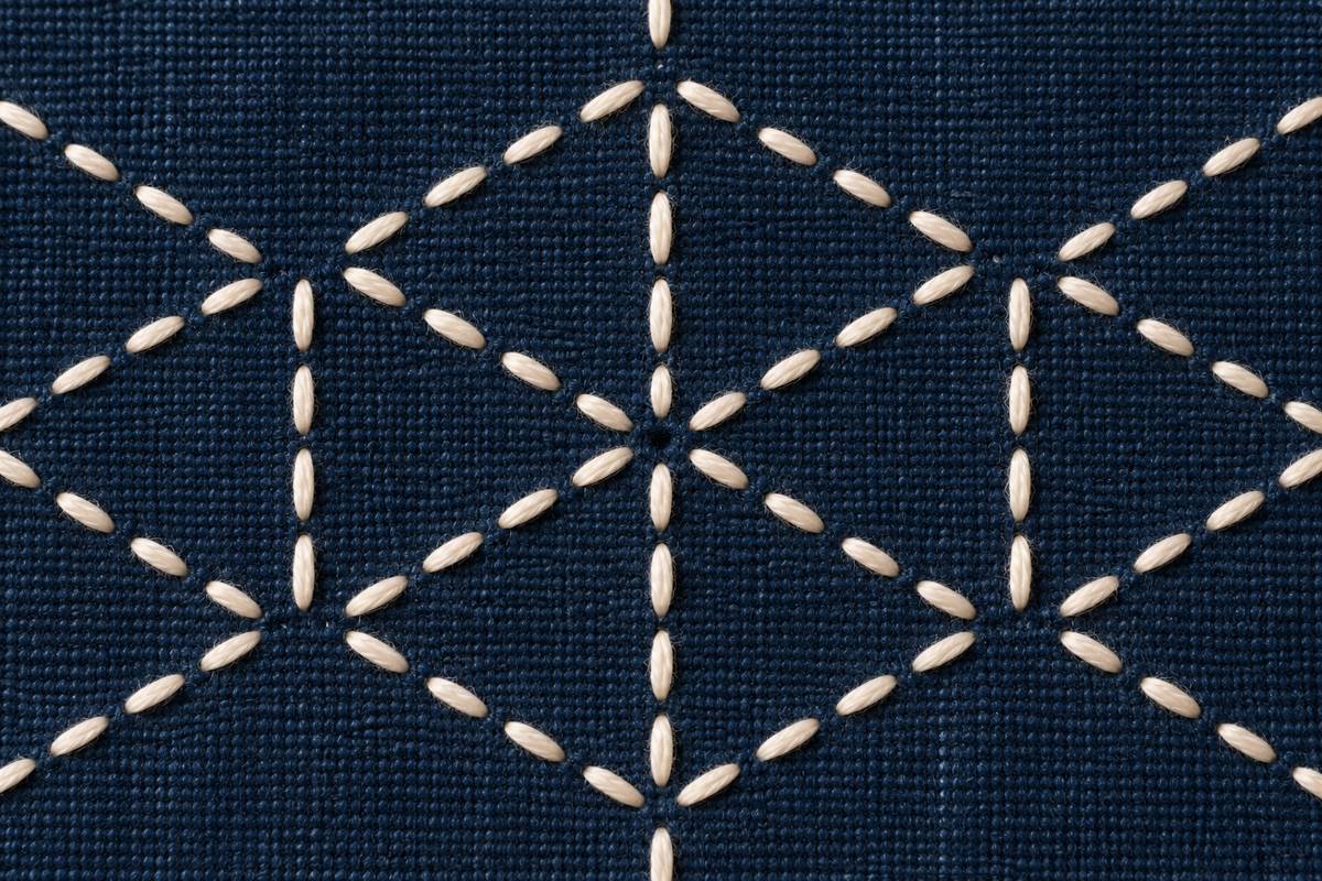 Étoile asanoha brodée en sashiko blanc avec le centre du croisement laissé vide